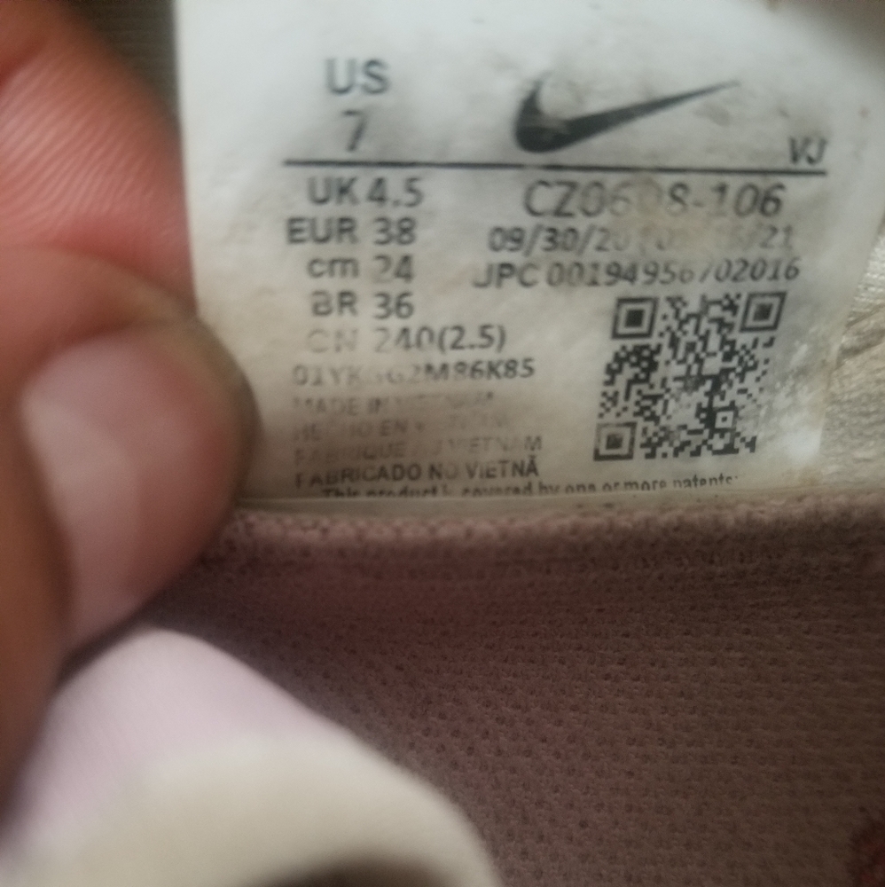 I am selling shoes nike